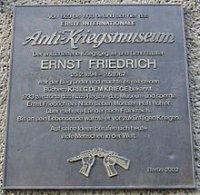 Anti-Kriegs-Museum Plakette