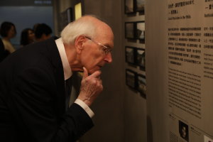 Alois Osterwalder (19.02.1933--23.07.2021) \\ am 27.10.2017 bei der Ausstellung \glqq Trace and Reveal -- Folk Music in Taiwan 50th\grqq{} (追尋歷史 $ \cdot $ 原音重現:民歌採集50週年特展) in Taipei, Taiwan.