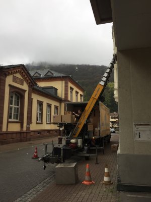 NL 105 Bilderstrecke 18 Ein Kran holt die Kisten aus dem Institut