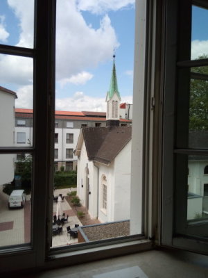NL 105 Bilderstrecke 07 Fenster zum Hof