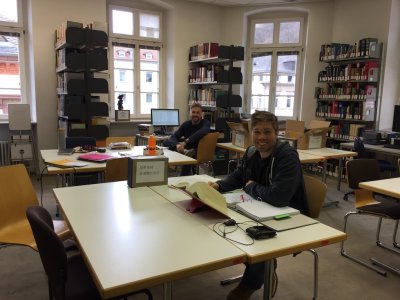 NL 105 Bilderstrecke 12 Im Ref-Raum wird fleissig studiert