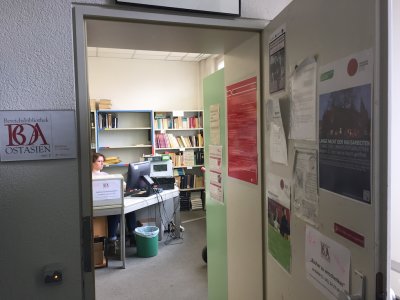 NL 105 Bilderstrecke 05 Eingang Bibliothek