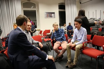 Nl90 Artikel1j Stuhlkreis4